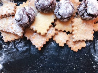 Siyah mutfak tahtası pudra şekeri ile şenlikli tanımlama bilgileri