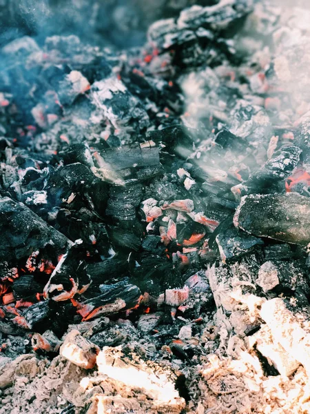 Şenlik ateşi siyah kömür antika arka plan ile — Stok fotoğraf