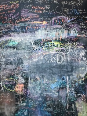 Çocuklar karalamalar ile okul yazı tahtası