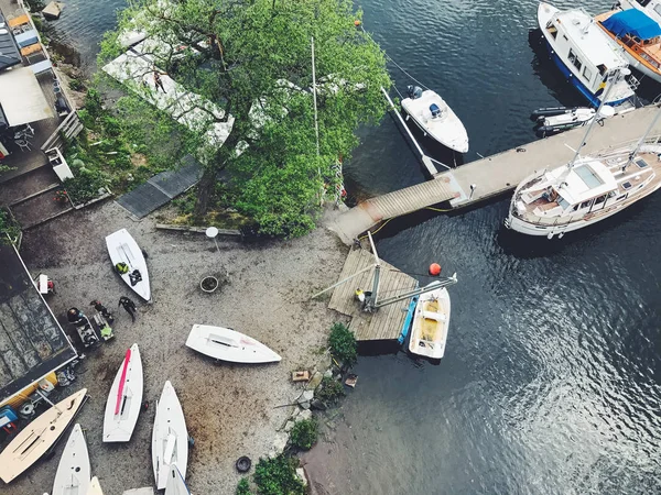Schöne Boote. Luftaufnahme von bunten Booten in Stockholm, Schweden — Stockfoto