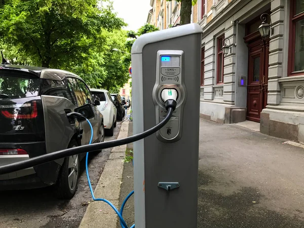 Estação de carregamento de carro elétrico em Oslo — Fotografia de Stock