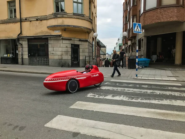 Moderno Velomobile Mango Sport rojo con conductor — Foto de Stock