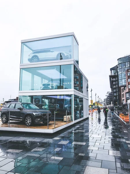 Autos Volvo in Glaskästen auf der Straße, oslo, Norwegen — Stockfoto