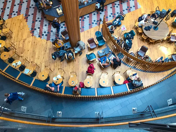 Bezoekers in de winkel van de koffie in het shopping center in Stockholm — Stockfoto