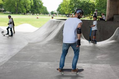 Güçlü komik genç çocuklar bir paten parkta eğitilmiştir