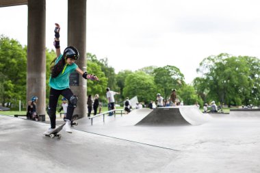 Güçlü komik genç çocuklar bir paten parkta eğitilmiştir