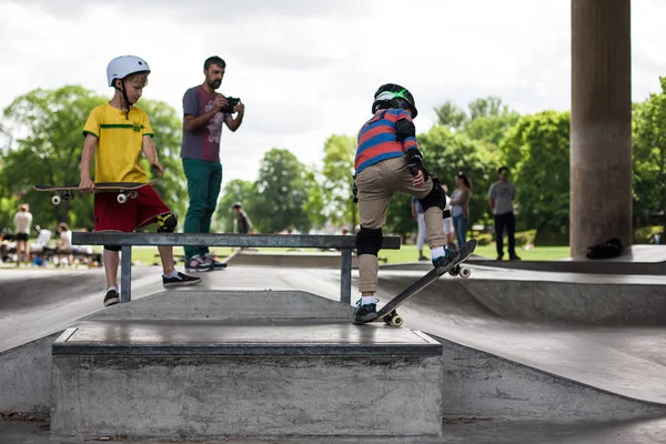 Powerful funny young guys are trained in a skate park — Stock Photo, Image