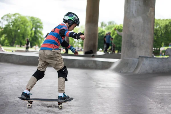 Güçlü komik genç çocuklar bir paten parkta eğitilmiştir