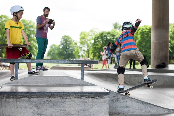 Erős vicces fiatal fiúk képzett egy skate park — Stock Fotó