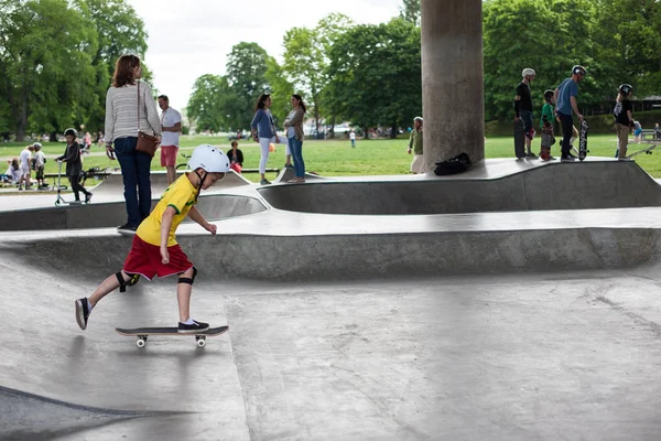 Krachtige grappige jonge jongens worden getraind in een skatepark — Stockfoto