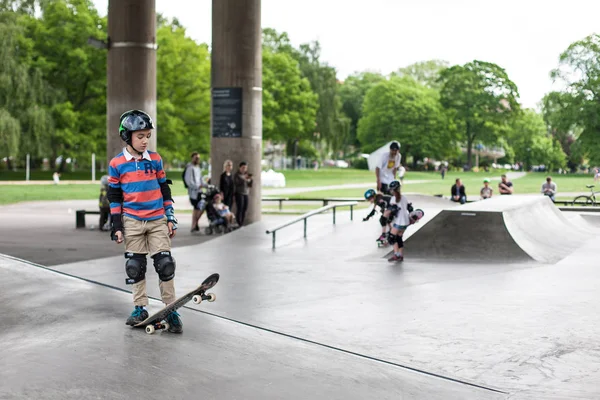 Krachtige grappige jonge jongens worden getraind in een skatepark — Stockfoto