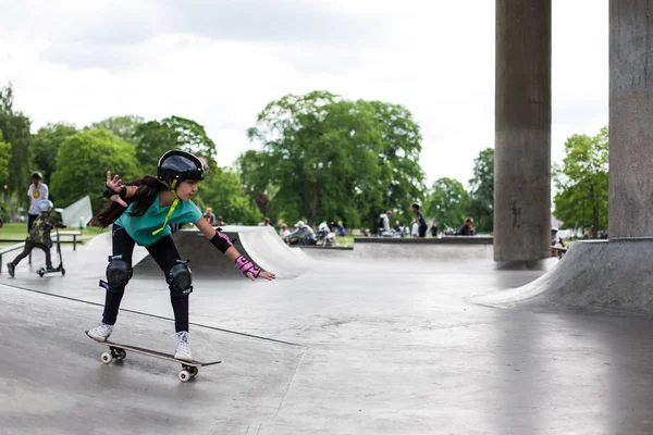 Güçlü komik genç çocuklar bir paten parkta eğitilmiştir