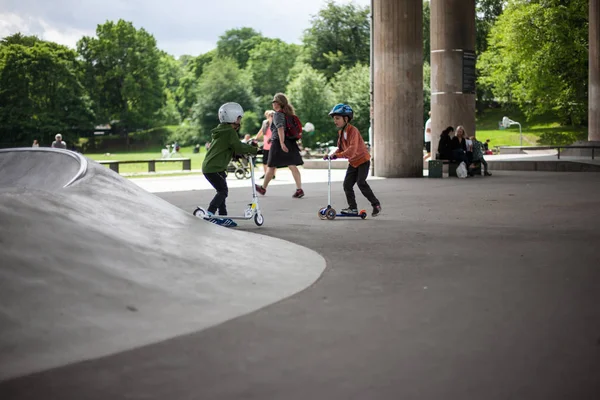 Güçlü komik genç çocuklar bir paten parkta eğitilmiştir