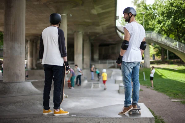 Erős vicces fiatal fiúk képzett egy skate park — Stock Fotó