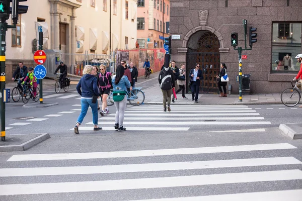 Kentsel yaşam. Büyük bir şehirde yürüyüş insanlar