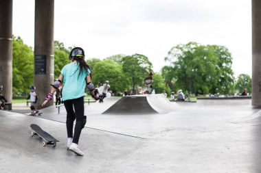 Güçlü komik genç çocuklar bir paten parkta eğitilmiştir