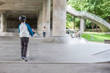 Güçlü komik genç çocuklar bir paten parkta eğitilmiştir