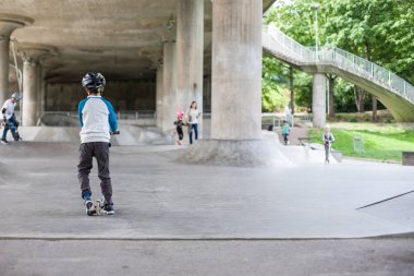 Güçlü komik genç çocuklar bir paten parkta eğitilmiştir