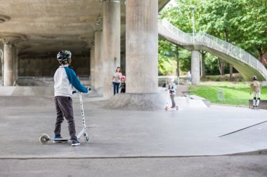 Güçlü komik genç çocuklar bir paten parkta eğitilmiştir