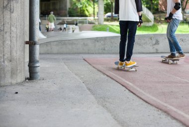 Güçlü komik genç çocuklar bir paten parkta eğitilmiştir