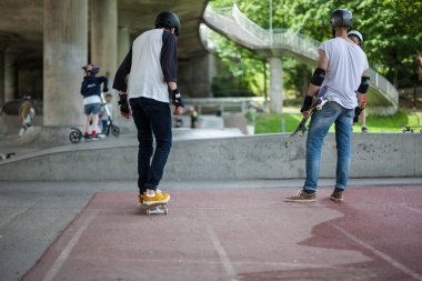 Güçlü komik genç çocuklar bir paten parkta eğitilmiştir