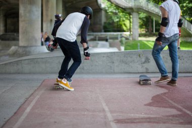 Güçlü komik genç çocuklar bir paten parkta eğitilmiştir