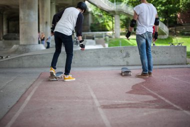 Güçlü komik genç çocuklar bir paten parkta eğitilmiştir