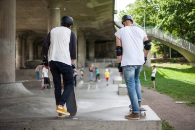 Güçlü komik genç çocuklar bir paten parkta eğitilmiştir