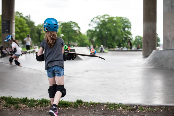 Krachtige grappige jonge jongens worden getraind in een skatepark — Stockfoto