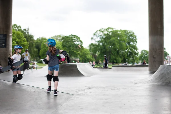 Güçlü komik genç çocuklar bir paten parkta eğitilmiştir