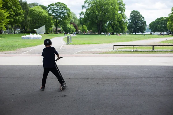 强大的有趣年轻家伙被训练在滑板公园 — 图库照片