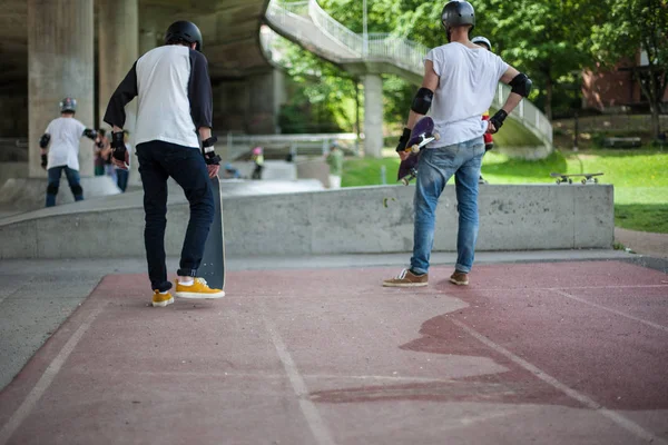 Výkonné zábavné mladí kluci jsou školeni ve skate parku — Stock fotografie