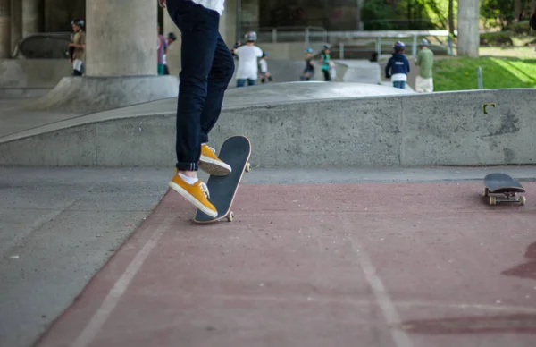 Potente divertente giovani ragazzi sono addestrati in uno skate park — Foto Stock