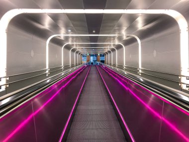 Neon yürüyen merdiven tren istasyonu Oslo Norveç