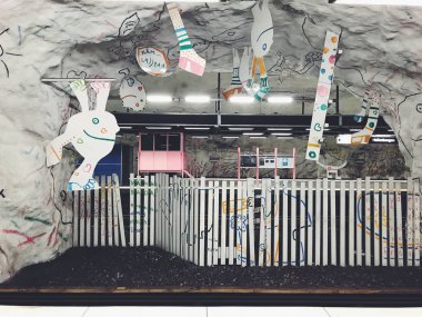 Hallonbergen tunnelbanestation yerin altında. Mavi çizgili Stockholm Metrosu İstasyonu