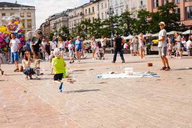 Eski şehirde sabun köpüğü ile çocuk oyun