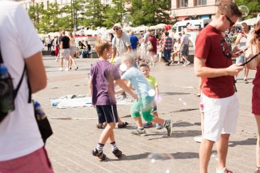 Eski şehrin sabun köpüğü ile çocuk oyun