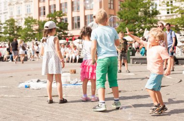 Eski şehrin sabun köpüğü ile çocuk oyun