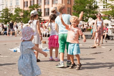 Eski şehrin sabun köpüğü ile çocuk oyun