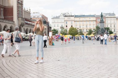 Krakow, Polonya. Şehir merkezinde fotoğraf çekmek turist