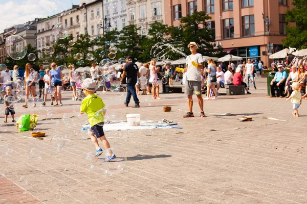 Eski şehirde sabun köpüğü ile çocuk oyun