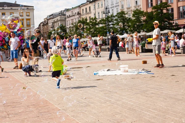 Eski şehirde sabun köpüğü ile çocuk oyun