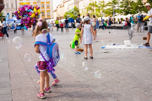 Eski şehirde sabun köpüğü ile çocuk oyun
