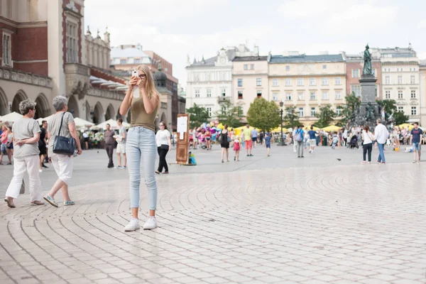 Cracóvia, Polónia. Turista tirar fotos no centro da cidade — Fotografia de Stock