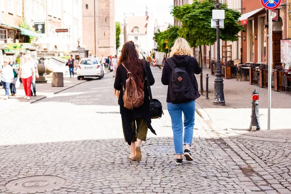 Vida urbana. Duas meninas Caminhando na rua — Fotografia de Stock