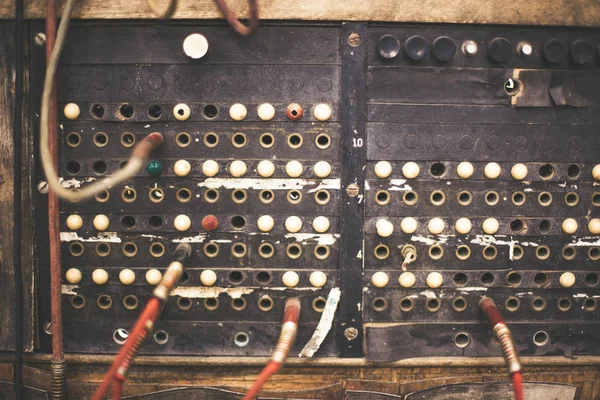 古い不要な故障した音楽機器ミキサー コント ローラー Dj コントロール — ストック写真