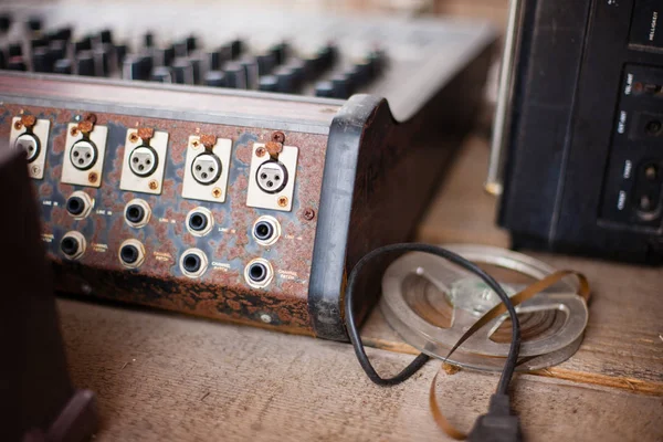 Staré nepotřebné vadné hudební zařízení mixer řadič Dj control — Stock fotografie