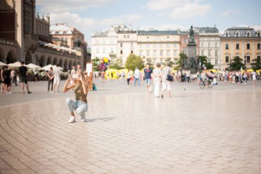 Krakow, Polonya. Şehir merkezinde fotoğraf çekmek turist