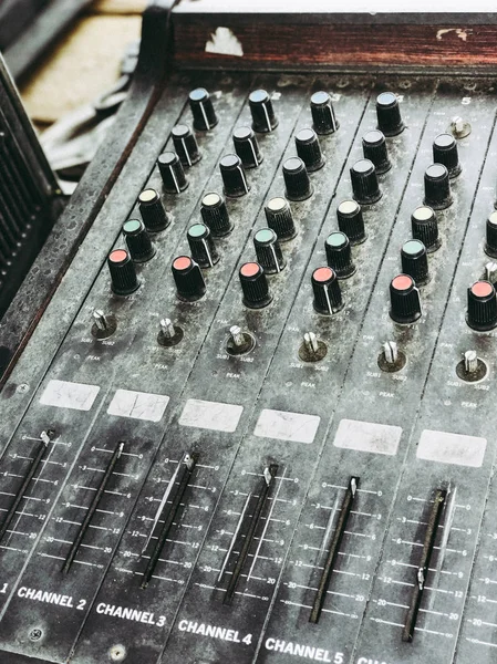 Viejo equipo musical defectuoso innecesario mezclador controlador DJ control — Foto de Stock