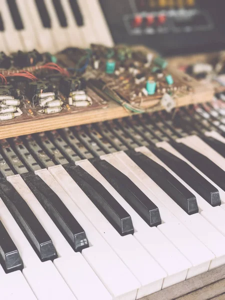 Velho retro sintetizador musical defeituoso desnecessário — Fotografia de Stock